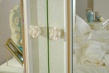 Čtyřdveřová šatní skříň se zrcadlem Margaret - alabastr/zelená